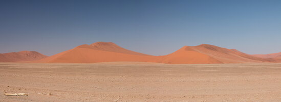Dunes along Sossuvlei road - Click to open panorama !