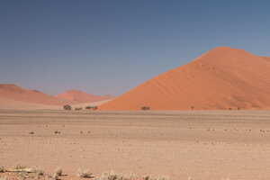Dunes along Sossuvlei road