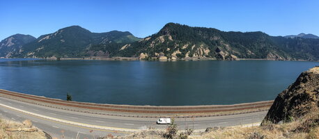 A highway, a railroad & and river - Click to zoom !