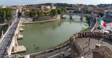 Tibre river down Castel Sant'Angelo