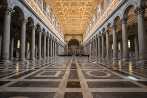 Main nave, rimmed with portraits of popes