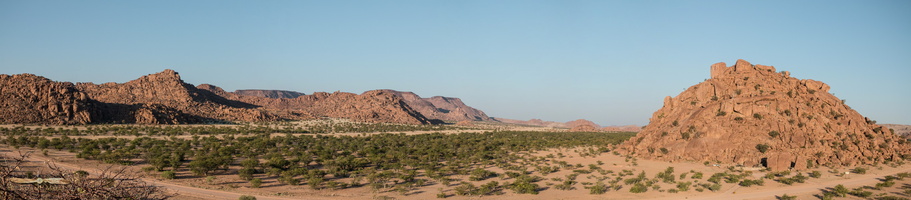 Damaraland landscape near Mowani - Click to open panorama !
